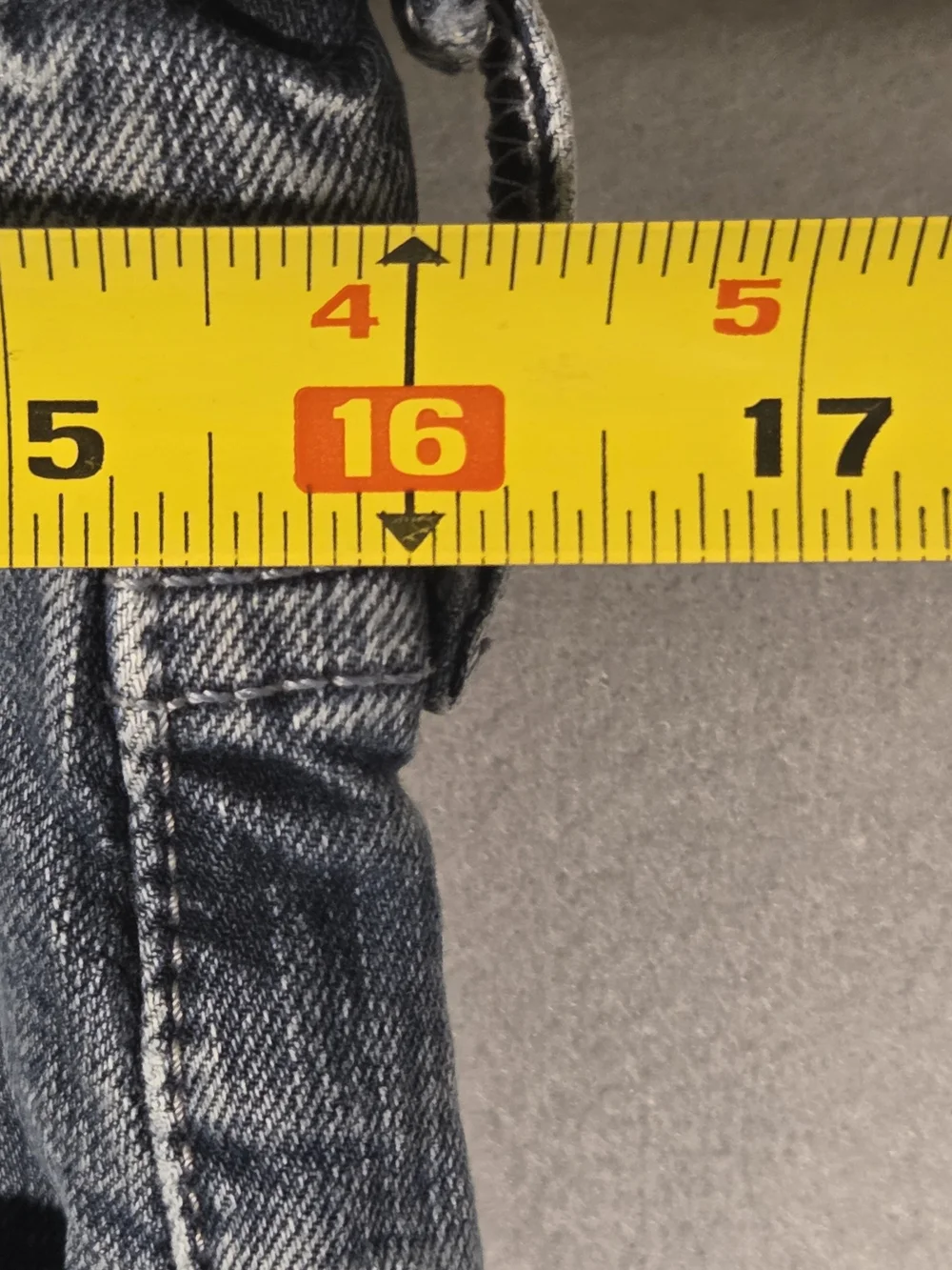 Levi's 505 relaxed fit jeans (34x32) in a medium-to-dark wash (T623)